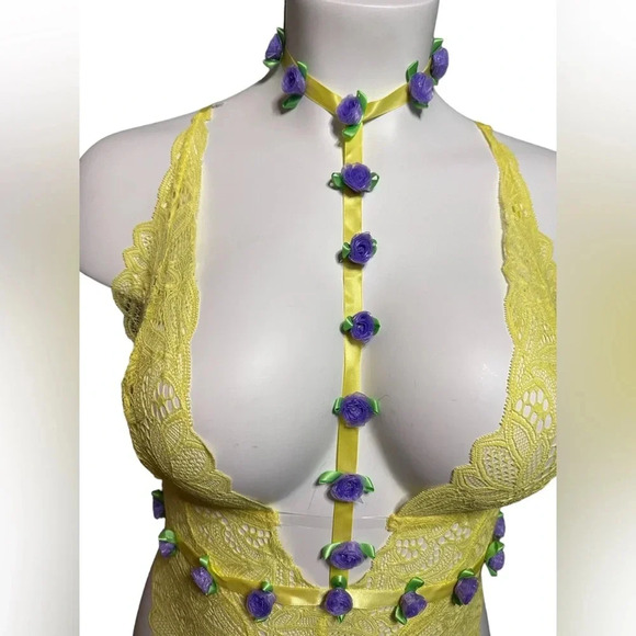 Fashion Nova lace and floral lingerie - OS - Queen - Picture 2 of 7